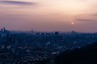 Şehir merkezi Seul ve Bukhansan dağlarının panoramik yüksek açılı hava manzarası.