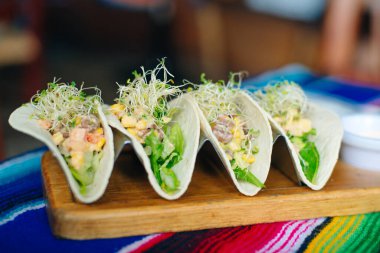Meksika usulü sebze ve fidanlı vejetaryen tacoları.