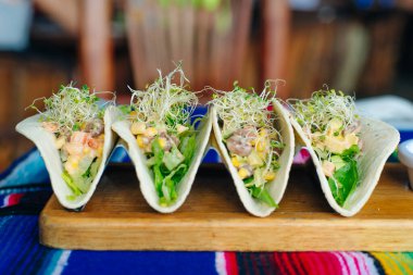 Meksika usulü sebze ve fidanlı vejetaryen tacoları.