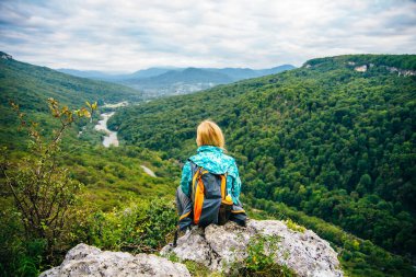 Dağ nehri vadisi Belaya. Adigea Cumhuriyeti. Batı Kafkasya. Rusya.