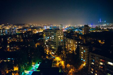Gürcistan 'ın başkenti Tiflis, Mtatsminda dağının gece gökyüzü manzarasıdır.