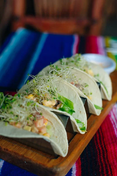 Tacos Vegetarianos Com Legumes Mudas Estilo Comida Mexicana — Fotografia de Stock