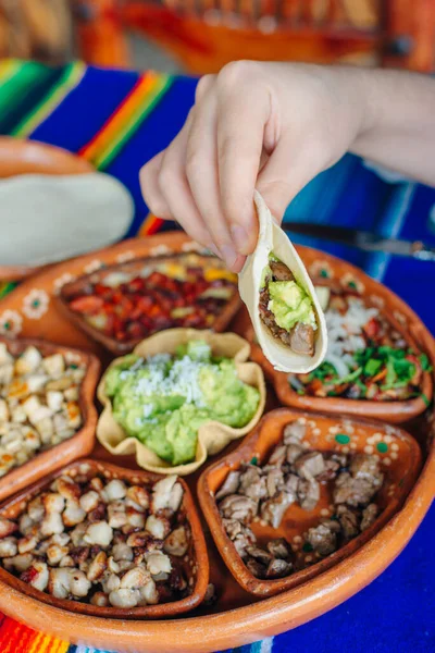 Plato Mexicano Con Diferentes Carnes Guacamole — Foto de Stock