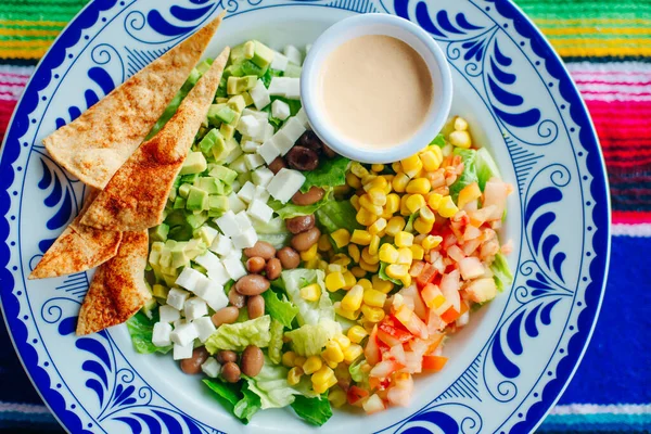 Salada Mexicana Com Milho Pimenta Batatas Fritas Queijo Abacate Molho — Fotografia de Stock