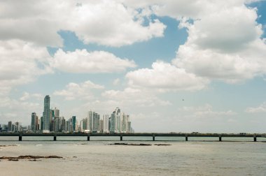 Panama şehrinin Skyline 'ı - şehir merkezindeki modern gökdelen binaları.