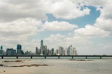 Panama şehrinin Skyline 'ı - şehir merkezindeki modern gökdelen binaları.