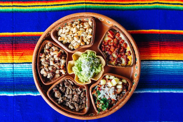 Μεξικάνικη Πλάκα Διαφορετικό Κρέας Και Guacamole — Φωτογραφία Αρχείου