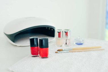 UV lambası. Manikür uzmanı seti. Küçük tırnak sanatı ve manikür işi.