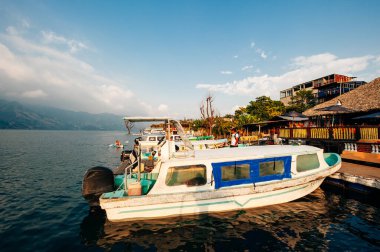 Guatemala 'daki Atitlan Gölü' nde yalnız bir tekne.