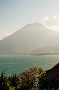 San Juan La Laguna 'nın gündoğumunda Atitlan Gölü manzarası