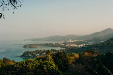 Phuket, Tayland 'daki Karon Sahili, Kata Sahili ve Kata Noi' ye bakın.