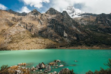 Laguna 69 'a gidiyor ve Peru Cordillera Blanca' da Laguna de Llanganuco 'dan geçiyor..