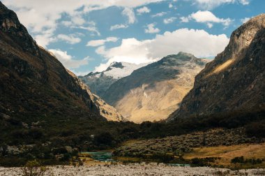 Vadiden Laguna 69 'a giden yürüyüş yolunun manzarası, Peru