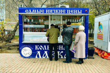 Rusya, krasnoyarsk - Şubat, 2020 Müşterilerle Sosis Alışveriş Köşkü.