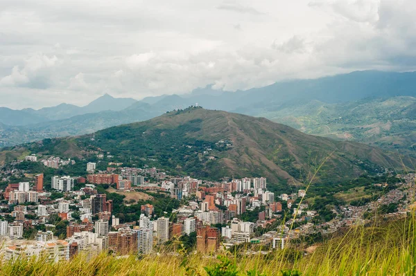 Tres Crash, Kolombiya 'dan Cali üzerinden görüş.