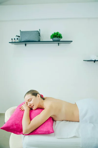 Kobieta Spa Piękna Młoda Kobieta Relaksująca Się Masażu Salon Spa — Zdjęcie stockowe