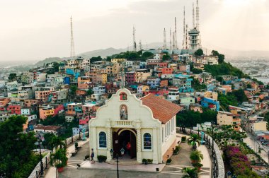 Santa Ana Tepesi 'nin tepesindeki kilise, Guayaqil, Ekvador' un en önemli yerlerinden biri - Haziran, 2019.