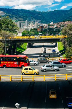 Medellin, Kolombiya - Temmuz 2019 Renkli arabaların trafik sıkışıklığı.