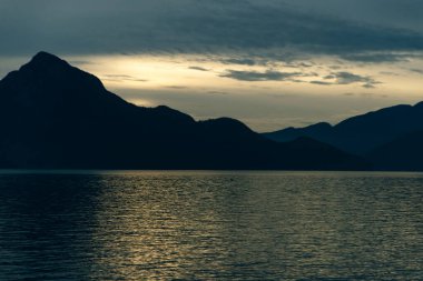 Howe Sound 'daki Horseshoe Körfezi' nin havadan panoramik görüntüsü. Batı Vancouver, İngiliz Kolombiyası, Kanada