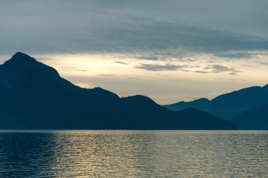 Howe Sound 'daki Horseshoe Körfezi' nin havadan panoramik görüntüsü. Batı Vancouver, İngiliz Kolombiyası, Kanada