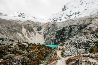 Laguna 69 'un Huaraz Peru' daki görkemli manzarası.