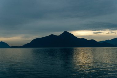 Howe Sound 'daki Horseshoe Körfezi' nin havadan panoramik görüntüsü. Batı Vancouver, İngiliz Kolombiyası, Kanada