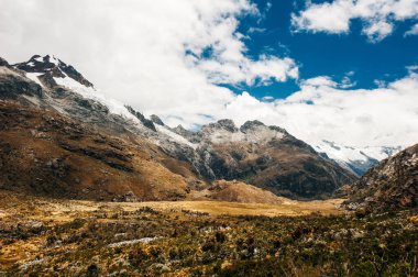 Vadiden Laguna 69 'a giden yürüyüş yolunun manzarası, Peru