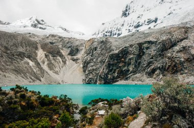 Laguna 69 'un Huaraz Peru' daki görkemli manzarası.