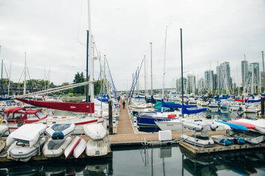 Vancouver gökdeleninin güzel manzarası False Creek, British Columbia, Kanada 'da bulunan gemilerle birlikte..