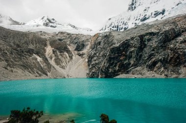 Laguna 69 'un Huaraz Peru' daki görkemli manzarası.