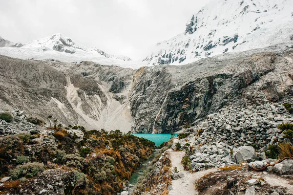 Laguna 69 'un Huaraz Peru' daki görkemli manzarası.