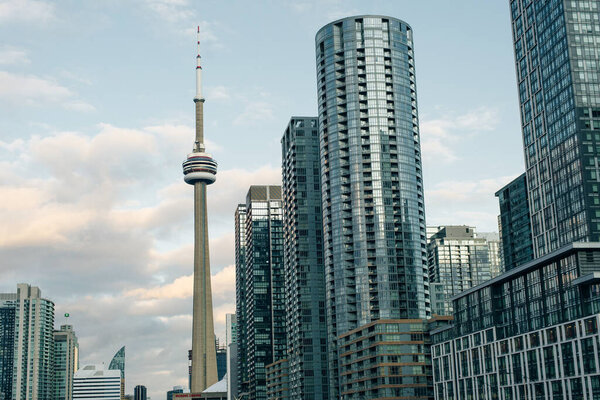 Вечерний вид с высотного здания небоскребов финансового района Торонто и вершины CN Tower на заднем плане