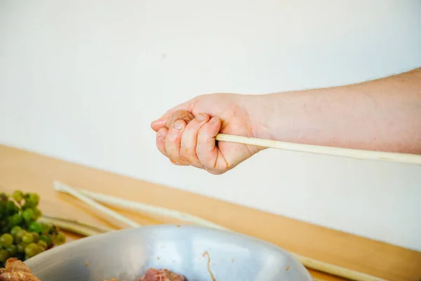Mann Bereitet Fleisch Zum Grillen Fleischspieß — Stockfoto