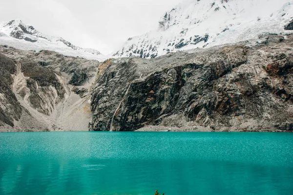 Laguna 69 'un Huaraz Peru' daki görkemli manzarası.