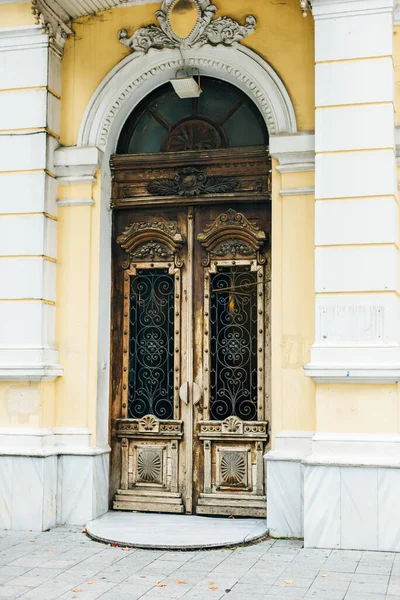 Ahşap kapılar oyulmuş süslemeler ve camlar.