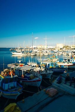 Girit Heraklion Yunanistan liman botları panoramik manzara alacakaranlık mavi saati.