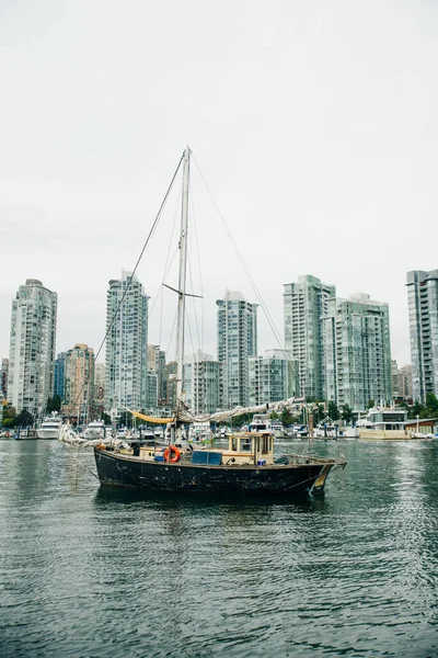 Hermosa Vista Del Horizonte Vancouver Con Barcos Que Yacen Puerto — Foto de Stock