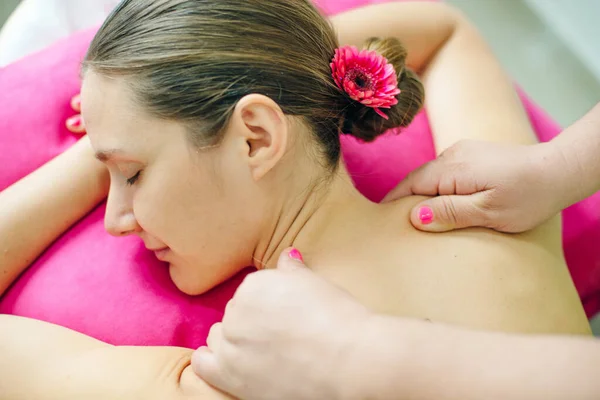 Kobieta Masażysta Robi Dziewczyna Masaż Spa Salon Zbliżenie — Zdjęcie stockowe