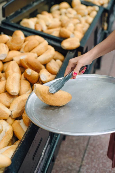 Frauen Wählen Brot Supermarkt Brötchenzange Und Tablett — Stockfoto