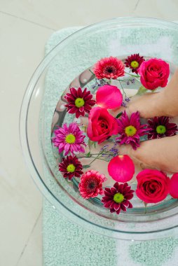 Kireç ve tropikal çiçeklerle dolu tabakta ayak banyosu, kaplıca pedikür tedavisi, üst manzara..