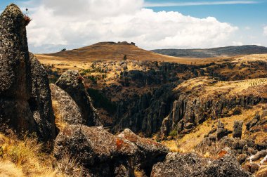 Cajamarca PERU 'da Cumbemayo' nun mistik kaya oluşumları.