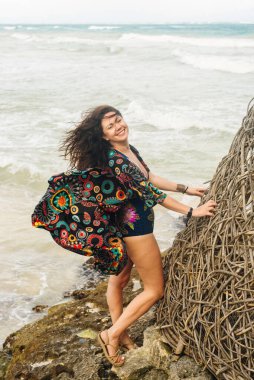 Okyanusun arka planında parlak elbiseli esmer..