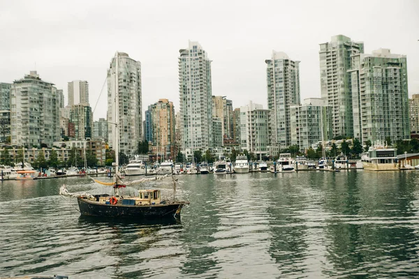 Prachtig Uitzicht Vancouver Skyline Met Schepen Liggend Haven Bij False — Stockfoto