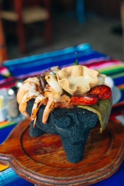 Meksika restoranında çeşitli Meksika usulü et sosu..