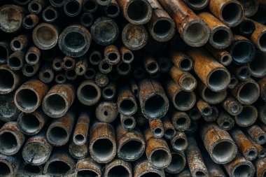 Dikey bambu gövdesinden katlanmış desen düğümlenmiş arka plan açık bej tasarımı.