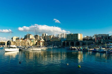 Girit Heraklion Yunanistan liman botları panoramik manzara alacakaranlık mavi saati.