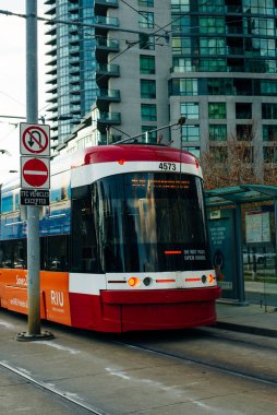 Toronto, Kanada - Aralık 2019 Toronto King caddesinde yeni bombardıman uçağı yapımı TTC tramvaylar