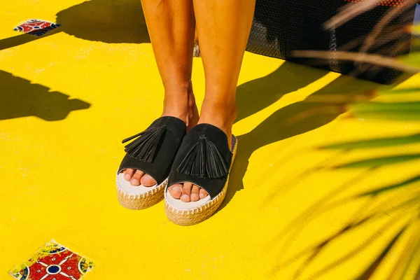 Zapatos Negros Suelo Amarillo —  Fotos de Stock
