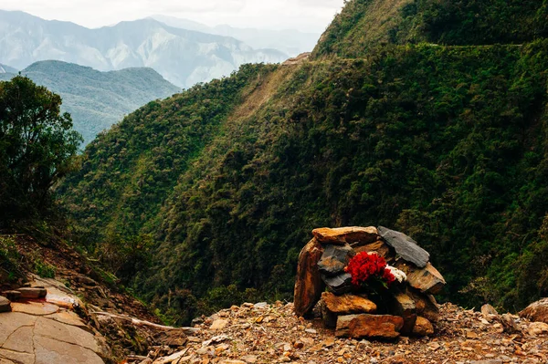 Las Tumbas Los Participantes Muertos Descienden Camino Muerte Más Peligroso — Foto de Stock