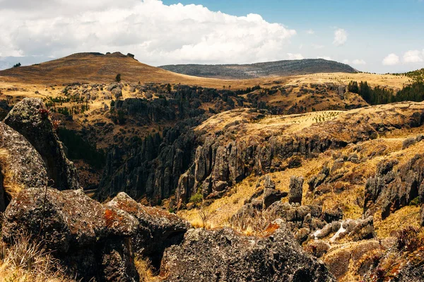 Cajamarca PERU 'da Cumbemayo' nun mistik kaya oluşumları.
